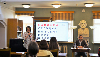 Владимир Фекленко прочел текст "Тотального 
диктанта" в Библиотеке Тургенева